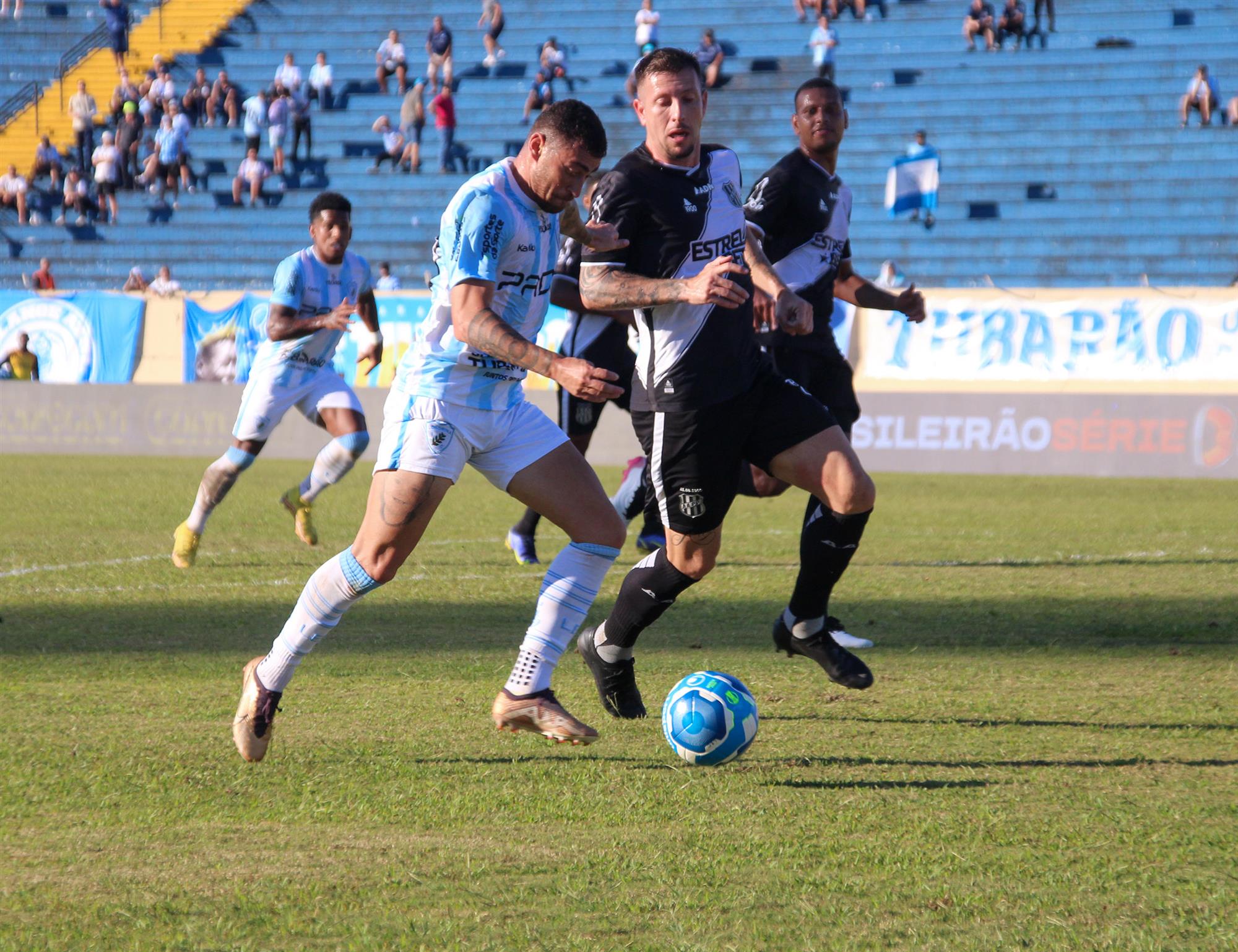 Tubarão goleia a Ponte Preta no Estádio do Café